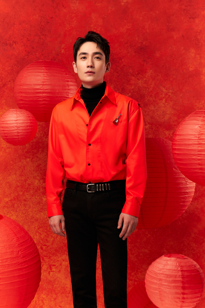 央視春晚造型：王一博中國紅棒球外套，張藝興水墨古風大片-圖7