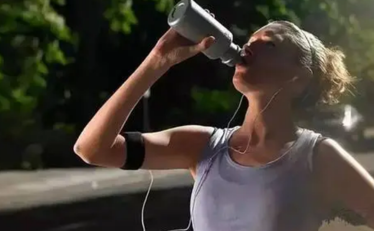 医生|喝一次等于摄入10斤的糖,很多人上瘾,医生怒斥:无知,难怪血糖迟迟不降