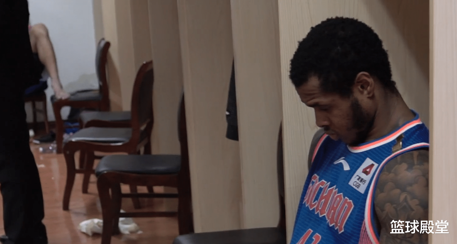 四川男篮|四川更衣室太心酸！韩硕哭了，朱松玮亨特木讷，哈达迪靠墙沉思