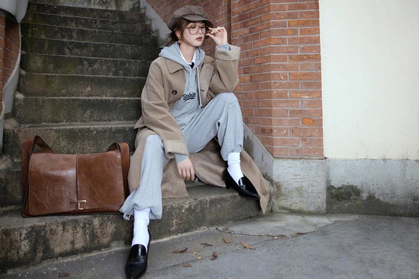 刘诗诗|刘诗诗戴眼镜化身学生妹，运动套装配大衣高级时髦，又酷又飒