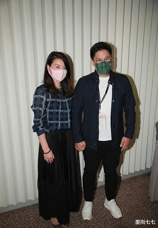 郭晶晶|郭晶晶启程日本，穿300块国货挥别霍启刚，行李箱还是多年前老款