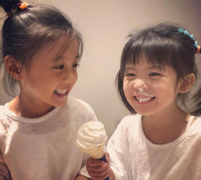 咘咘|贾静雯晒女儿近照，6岁咘咘耳饰抢眼，被妈吐槽一看书就睡着