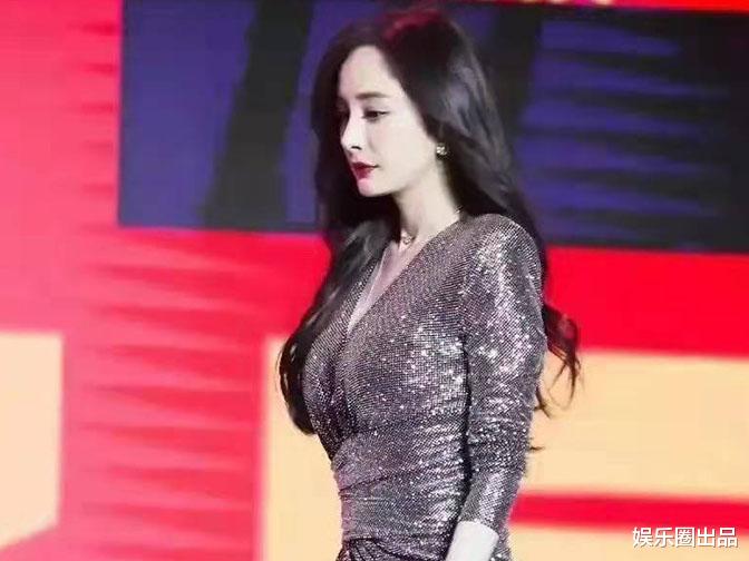 杨幂|杨幂穿低领连衣裙亮相，侧身曲线太美惹争议，评论区污言秽语