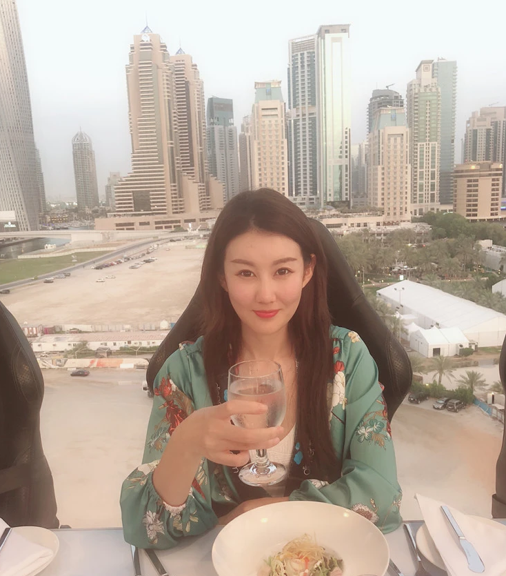 马蓉|“富婆”马蓉现身，染金发全身行头十几万，戴戒指疑有新恋情