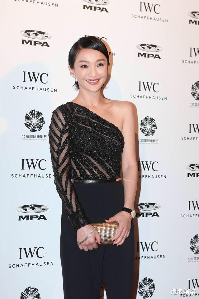 周迅|周迅红毯造型真霸气！梳着测分油头搭配亮片连体装，尽显时尚高级