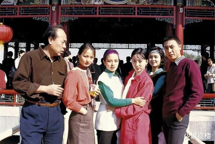 陈晓旭|陈晓旭与身边朋友罕见合影，脱下戏装的她，人群中依然惊艳