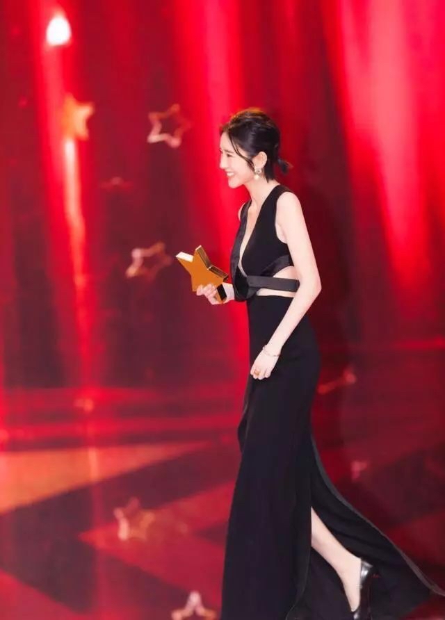 唐艺昕|张若昀老婆身材真好,大露背绿裙展现火辣曲线,简直太惹眼了 。