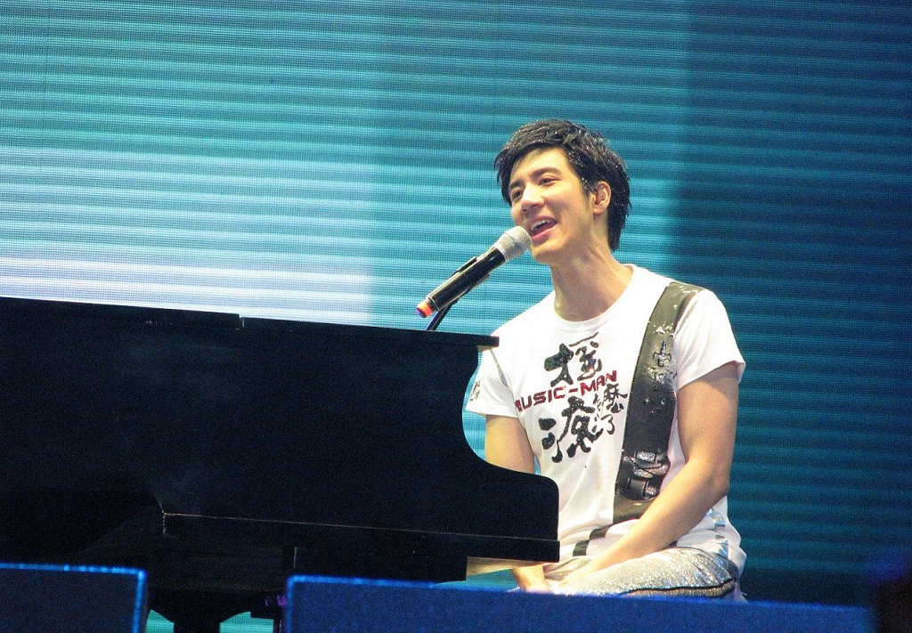 王力宏|王力宏台北机场与媒体发生冲突，拿手机与记者对拍，保姆车冲撞路人