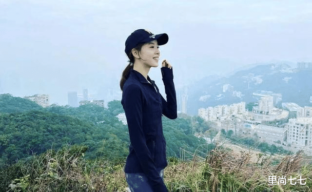 章泽天|章泽天首次晒女儿正脸,打扮土味圆脸超像爸,颜值被刘强东拖累