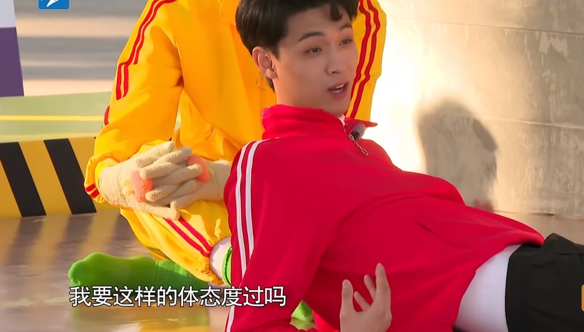 白梦妍|《跑男》收官，老秦鼻孔抢戏，裤子被粘掉，宋雨琦都不忍直视他