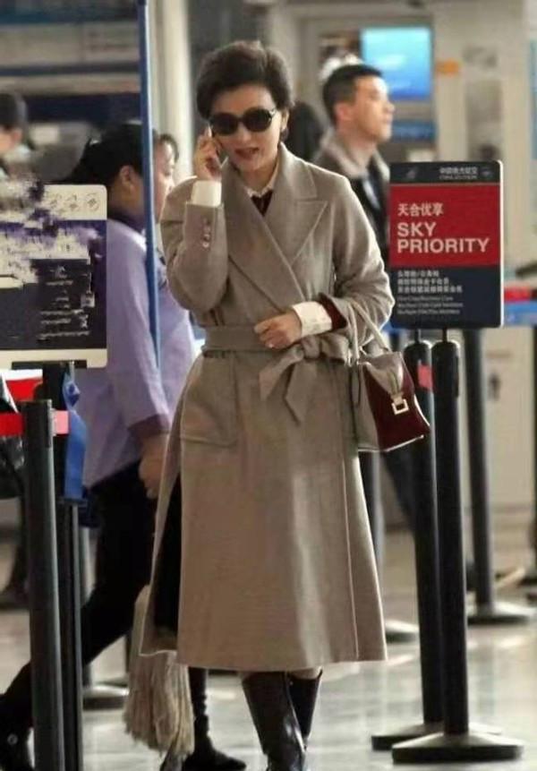 穿衣搭配|52岁杨澜携老公亮相,穿拼色连衣裙同框外国友人,贵妇气质美翻了