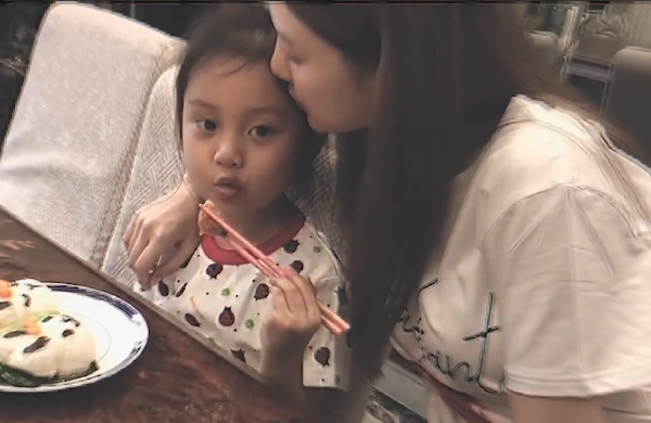 周星驰|李小璐官宣新身份，摆脱阴影成功复出，甜馨对她的帮助最大