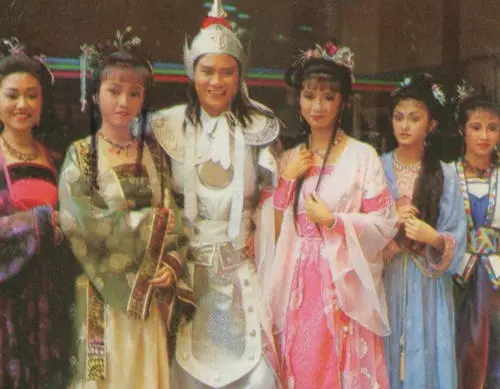 张天爱|63岁万梓良再收徒，拿钱打徒弟头惹争议，影坛能否再出一个林家栋