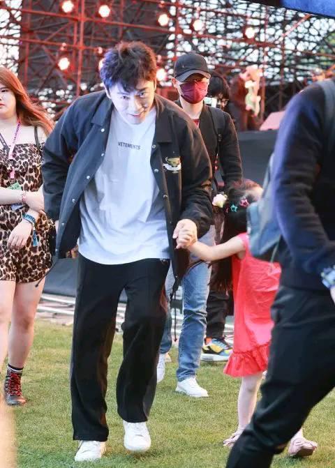 周旭阳嘉应 伊能静上海音乐会，大展歌喉嗨翻全场，秦昊携小米粒到场加油