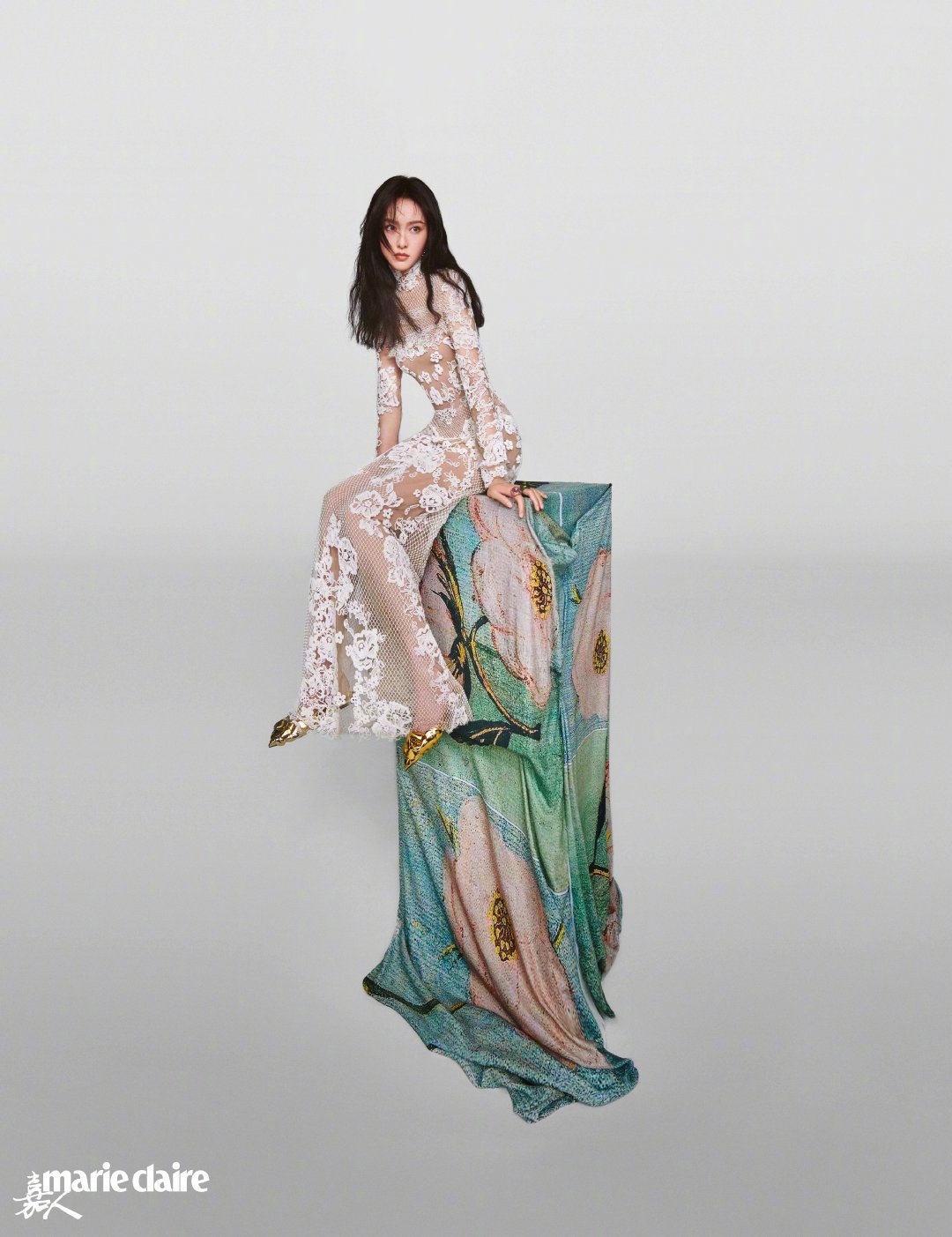 关之琳|唐嫣《嘉人》11月封面大片蕾丝裙勾勒出曼妙身段，美丽性感。