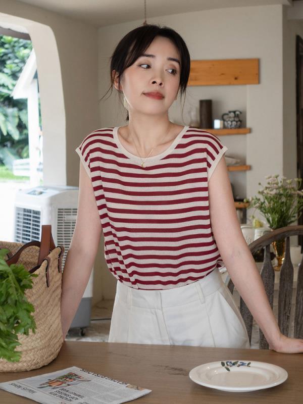 何有强|30岁到40岁怎么穿才减龄洋气？条纹衫搭配牛仔裤简约大气，超好看