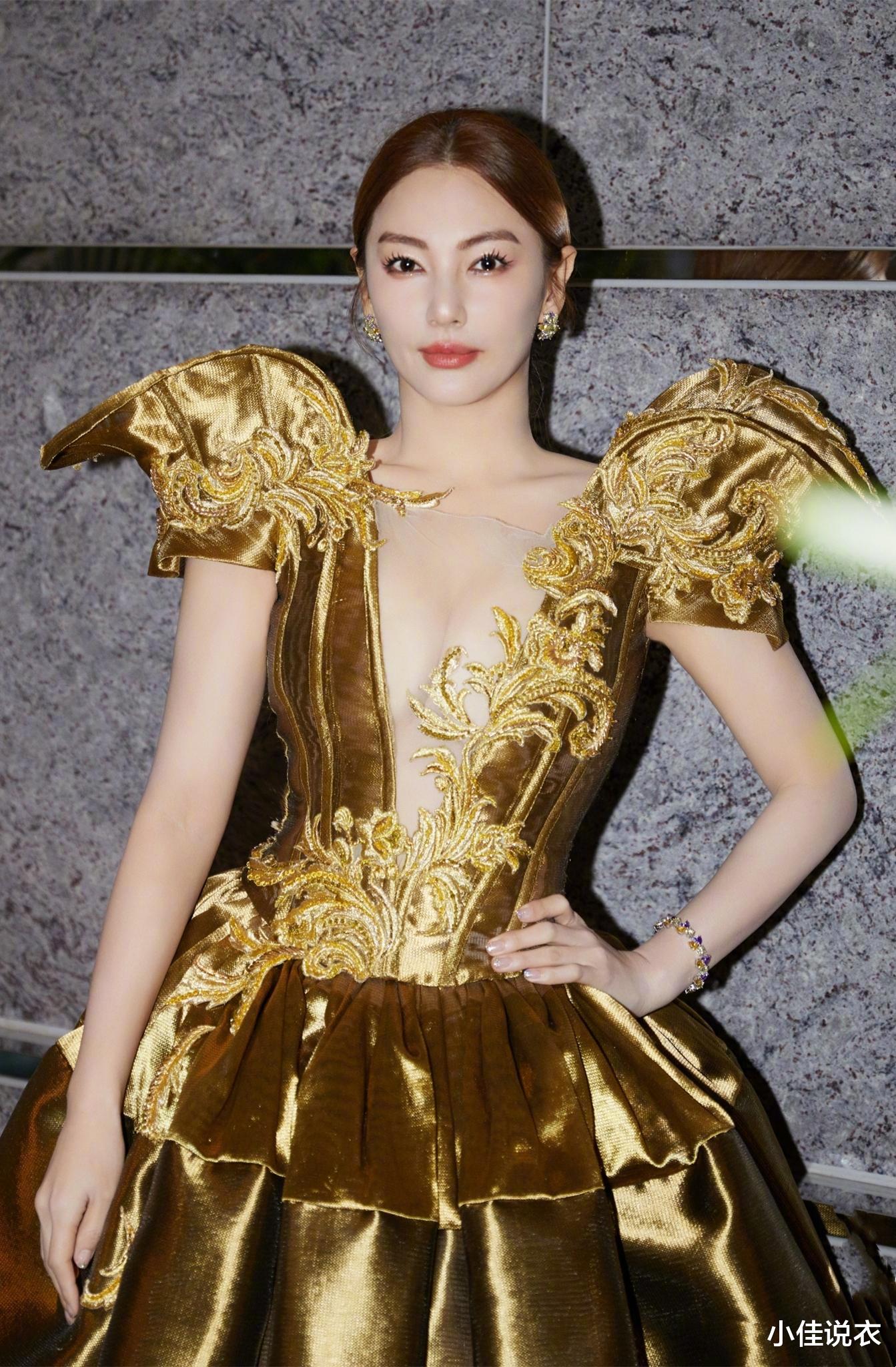 田海蓉|不愧是有“女王”气息的人，张雨绮一袭金色礼裙，都能驾驭如