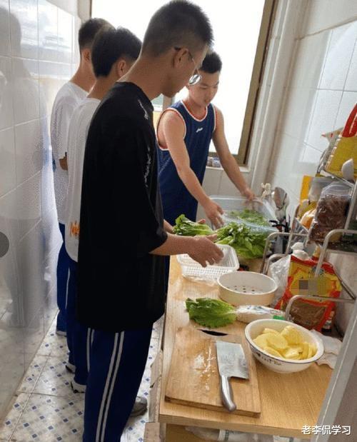 老李侃学习|经常请学生吃火锅，这个中学老师火了，其背后原因令人敬佩