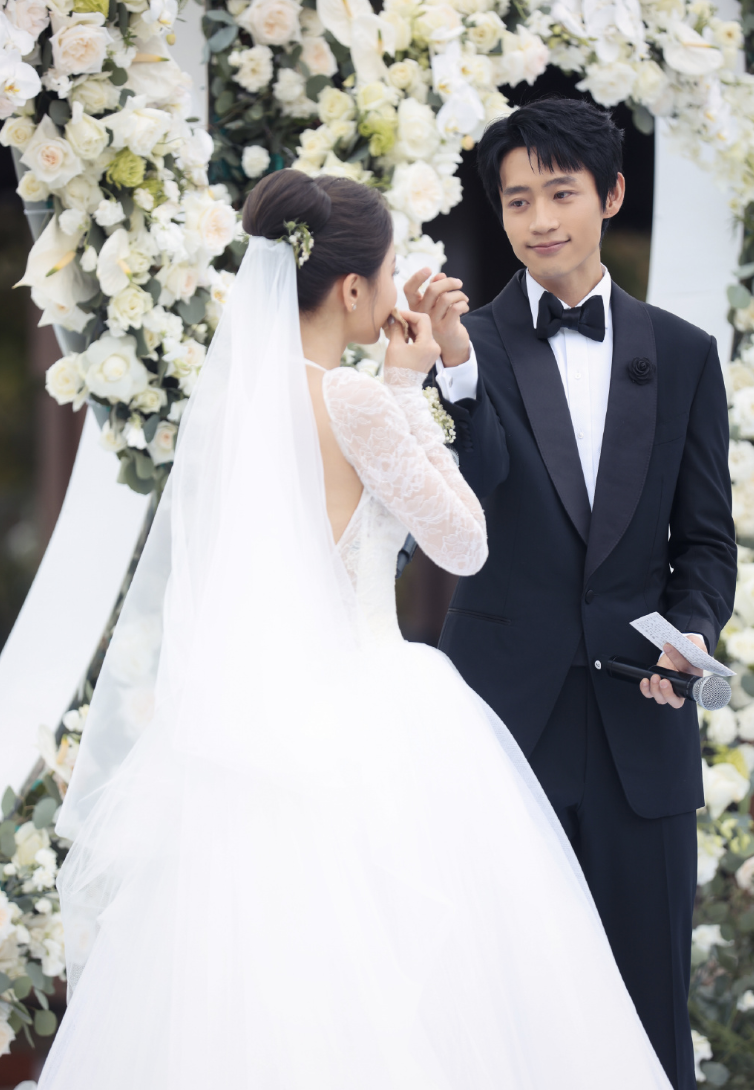 魏晨|魏晨婚礼现场高清照曝光，和于玮忘情接吻幸福相拥，画面浪漫唯美