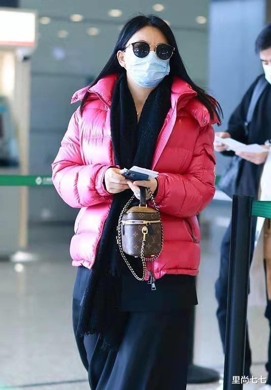 李湘|老公曝绯闻后李湘首露面，大红袄看着比孕妇还肿，鸽子蛋挤得手疼