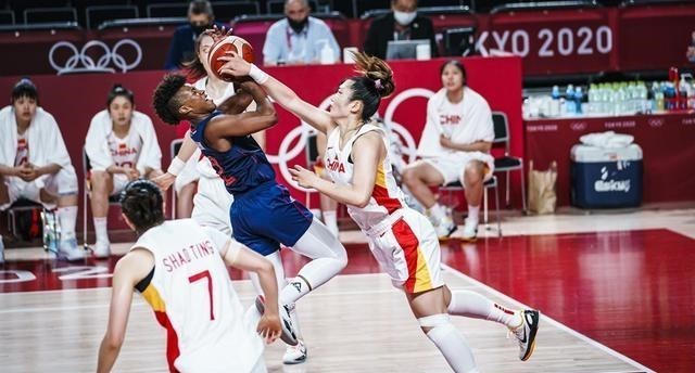 雪落无尘谈|太遗憾！后卫挖坑，一姐梦游，三大中锋合砍36+15女篮仍然出局