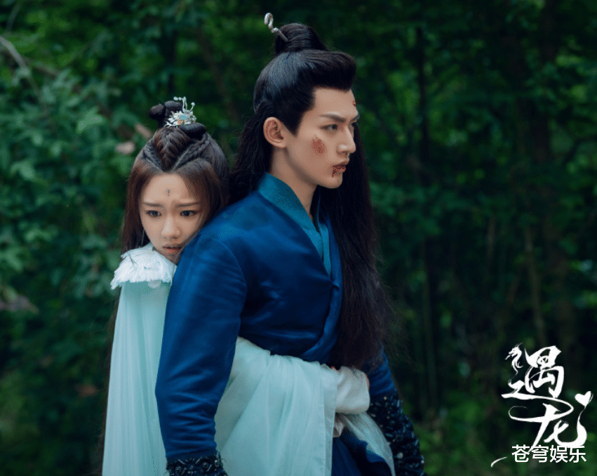 杨幂|邓为厚积薄发,在《长月烬明》一人分饰三角,古装造型很养眼