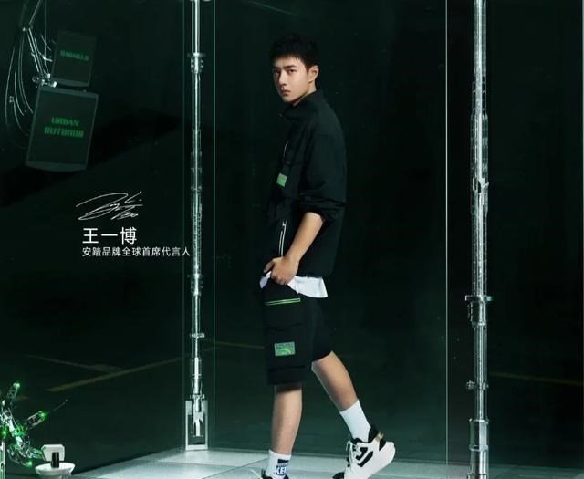王一博|依旧忙碌！王一博素人装赶行程，代言安踏后，鞋子却从未上脚