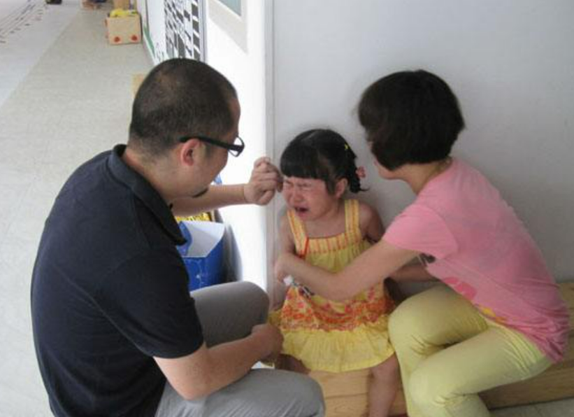 萱爸育儿经|幼儿园的冷暴力正在蔓延，孩子有苦难言，家长被老师假意哄骗
