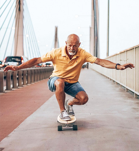 运动|67岁大爷一身“腱子肉”用运动的方式，来保持年轻的状态