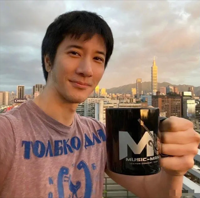 王力宏|颜色小花帮忙奶新人?男星组合献身大佬?王力宏方否认出轨传闻?