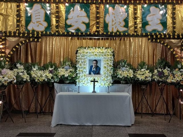 吴孟达|吴孟达丧礼现场照片公开，爱妻和子女以及女婿等都敬献了花牌