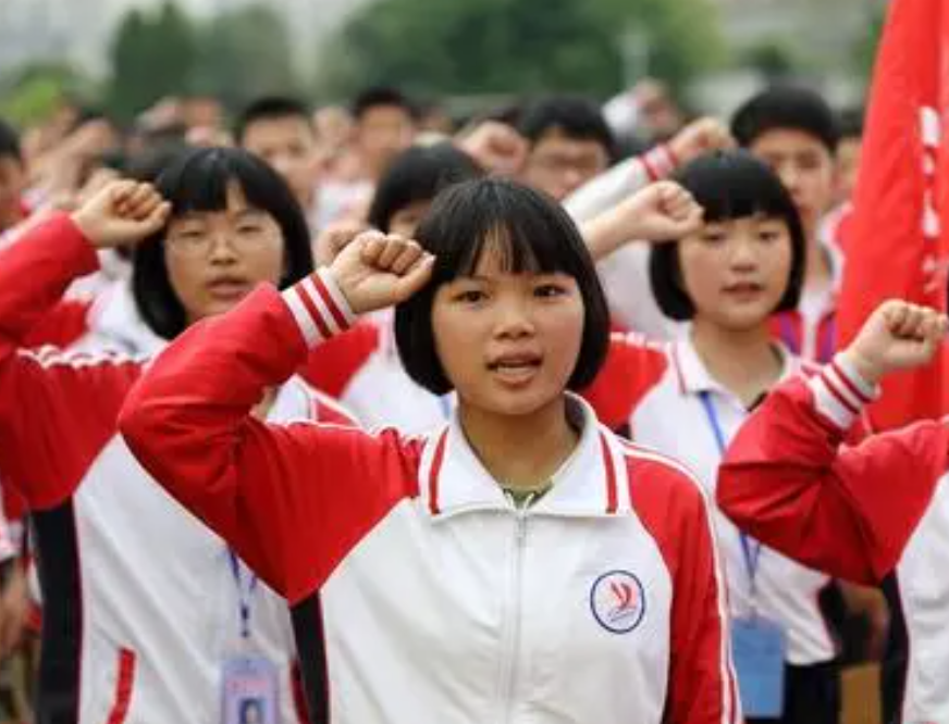 发型|初中生发型有“新标准”,男生尚可接受,女生有点一言难尽