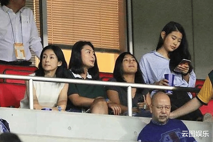 铃木保奈美|铃木保奈美21岁长女近照,像极了谐星老爸,被曝有意进娱乐圈发展