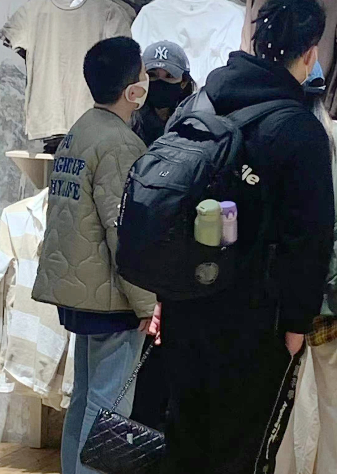 杨幂|“男闺蜜”张大大陪杨幂逛街,大幂幂被自己的超细漫画腿曝光行踪