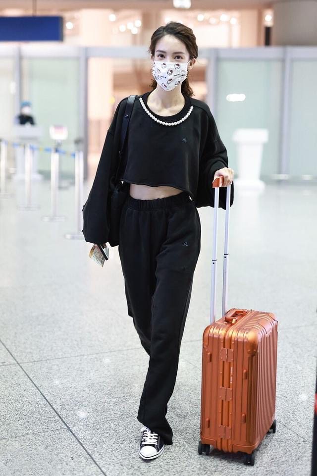 一只麦兜|可帅可亲民的金晨，迷恋上了六千多元的LV拖鞋，依旧得人心