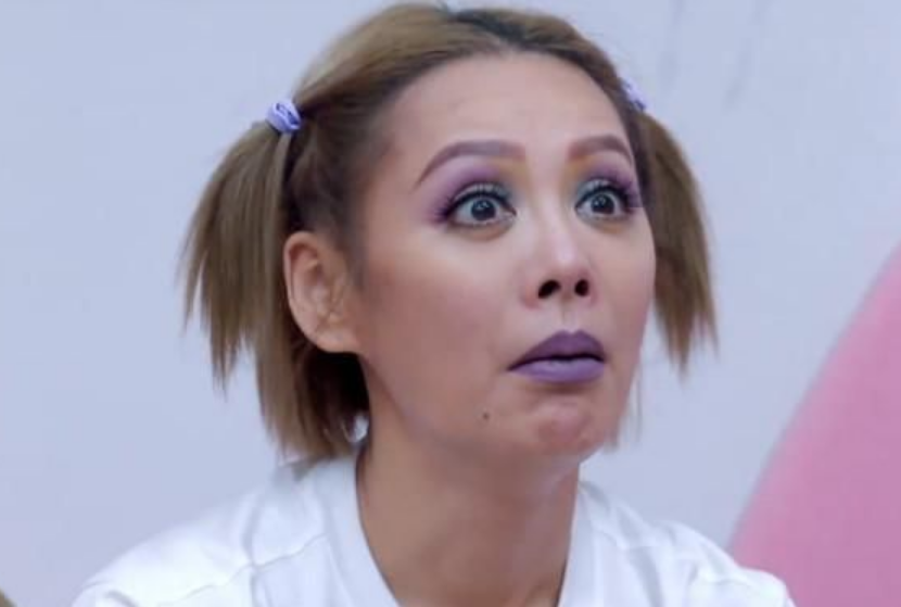 李智恩|宁静豪宅内直播吃烧烤！涂绿色口红表情霸气，敞开棉袄秀小蛮腰