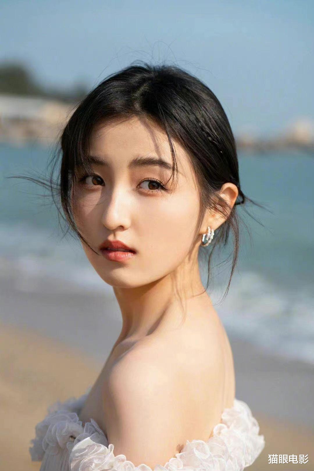 张子枫|板凳父女再同框，张子枫被王宝强逗的笑趴在桌上，两人像在演小品