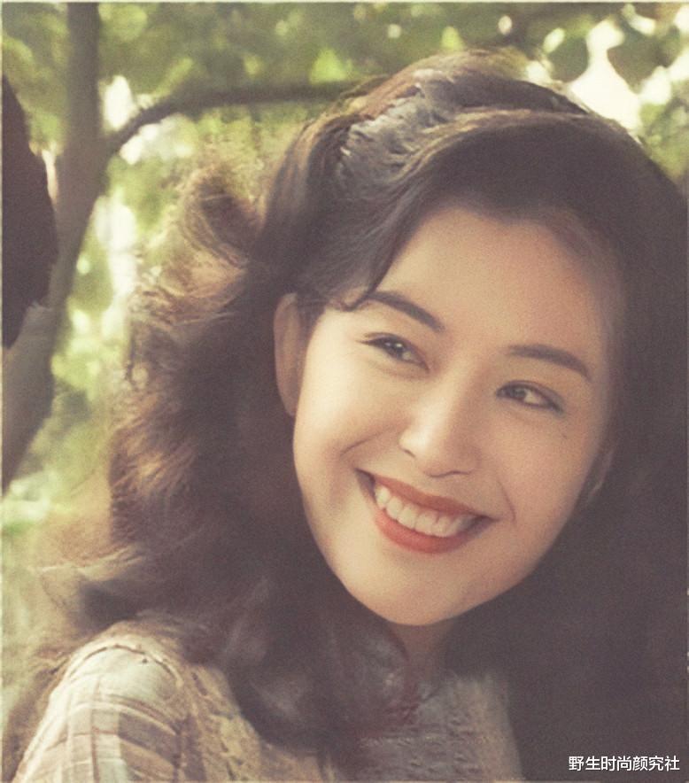 野生时尚颜究社 看过《银狐》的人都知道,她美到连耸个肩都很有风情