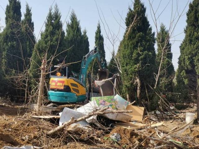 半岛新闻客户端 空地变菜地！居民私自“开荒”，执法人员忙清理