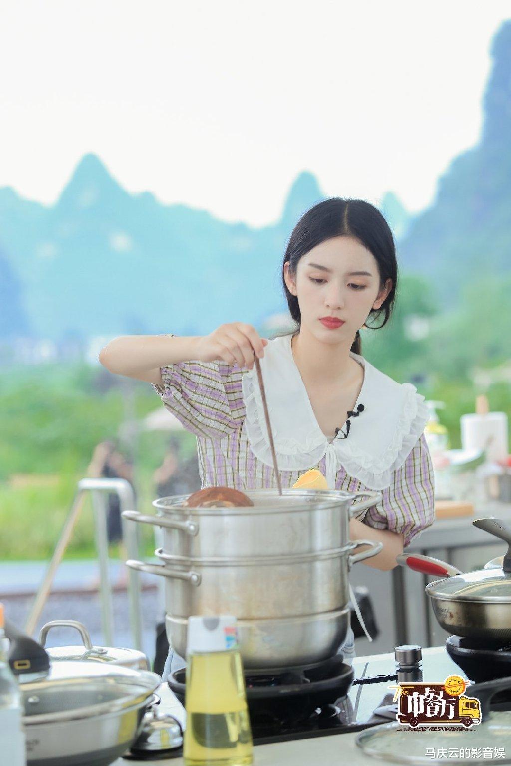 中餐厅|丁真的包子，檀健次的鱼，《中餐厅》正能量，当艺人也需要会做饭