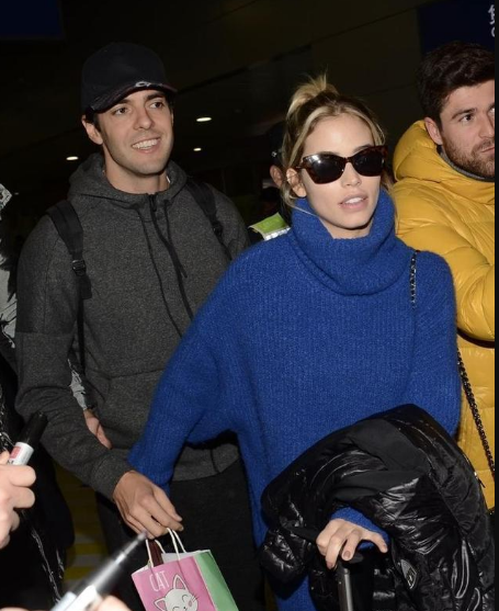 卡卡|卡卡曬全家福！和二婚妻子恩愛(ài)幸福，兩個(gè)前妻生的孩子都跟了后媽