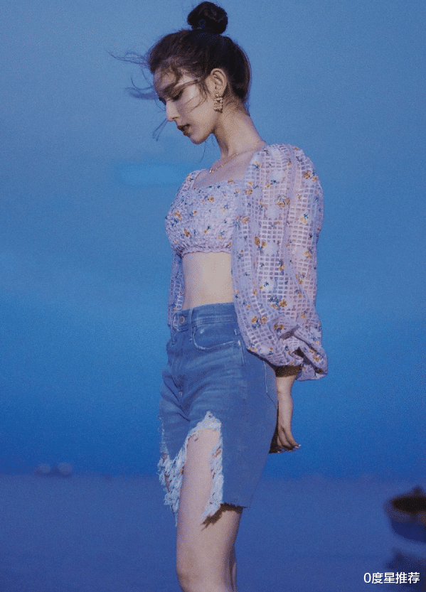 迪丽热巴|曾被夸颜值完胜迪丽热巴，今穿上衣只打一个结，25岁已美出天际