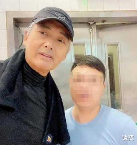 周润发|66岁周润发晨跑被偶遇，两鬓斑白显憔悴，身材却不输小鲜肉