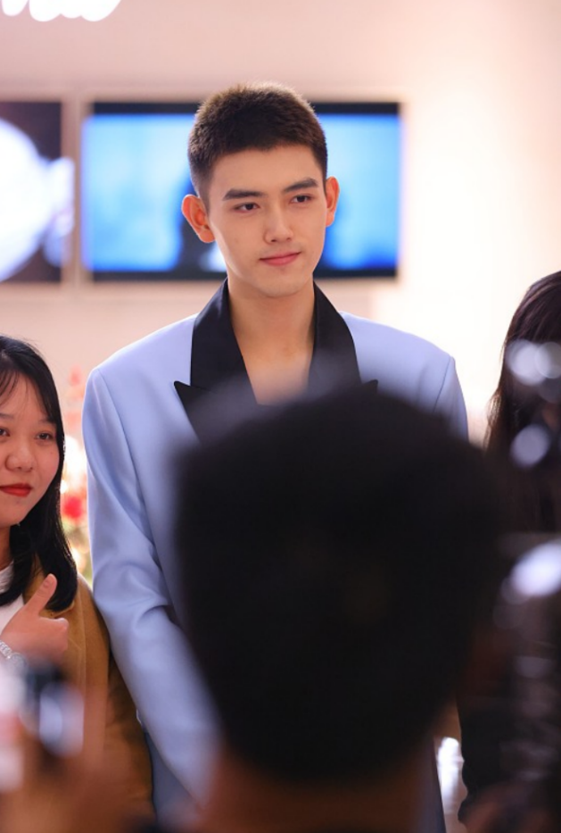 赵雅芝|陈凯歌儿子陈飞宇剪寸头真帅，穿蓝色西装像硬汉，一点不“娘”