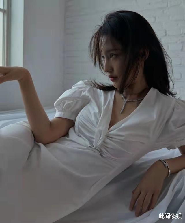 李沁|李沁新剧《请君》新娘造型路透，发饰精美，自带美强惨氛围感！