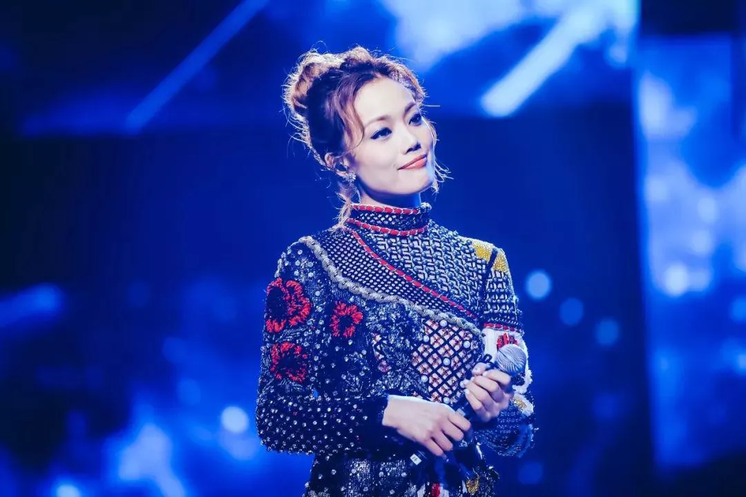 容祖儿|因为长得丑被炒鱿鱼，她却靠一副好声音称霸至今，8岁到80岁都粉她