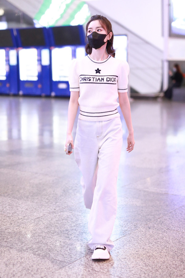 时尚潮流生活 毛晓彤走机场，穿短袖针织衫下搭牛仔裤，一点都看不出33岁！