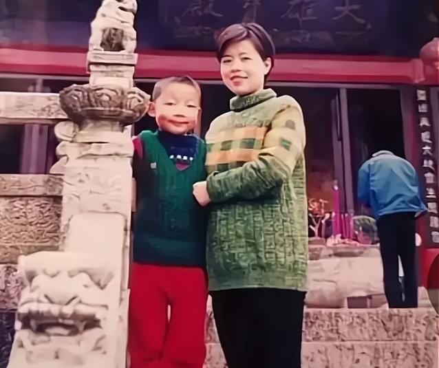 姚策|许敏支持者晒姚策童年照，与姚威童年成鲜明对比，犹如天上低下