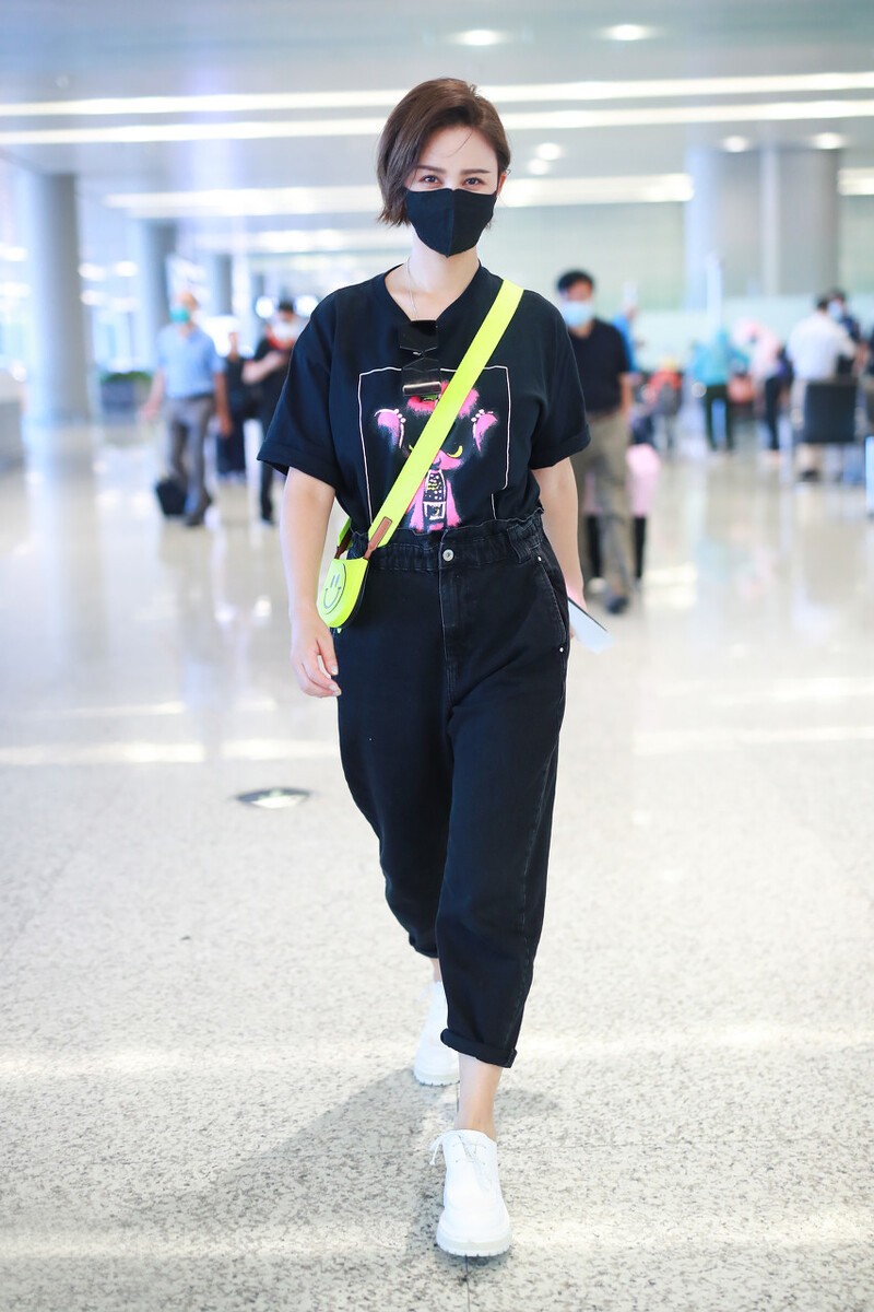 大表姐的时尚圈|张歆艺“不正经”穿法，衬衫短一截，牛仔裙烂半边，效果却很意外