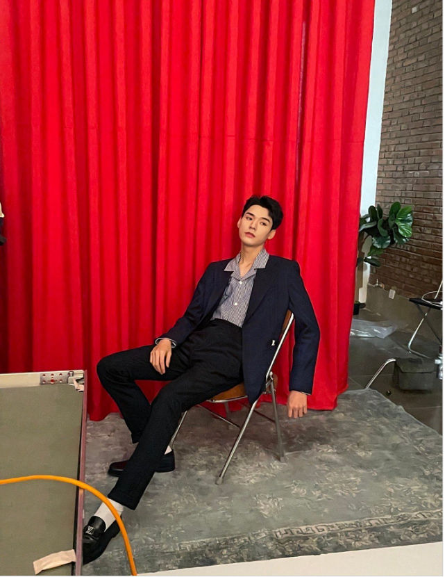 龚俊|龚俊出死亡搭配，不曾想意外的好看，生图下的腿是真实存在的吗